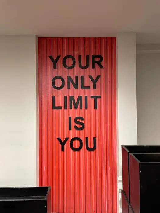 LIFE TIME – Wall Decoration — projekt reklamues i realizuar nga Agolli Reklama