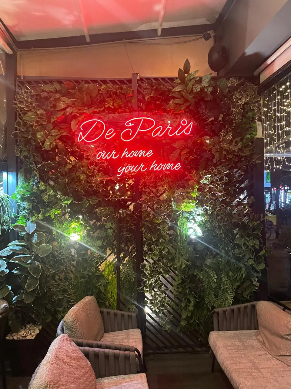 De Paris, punim nga Agolli Reklama