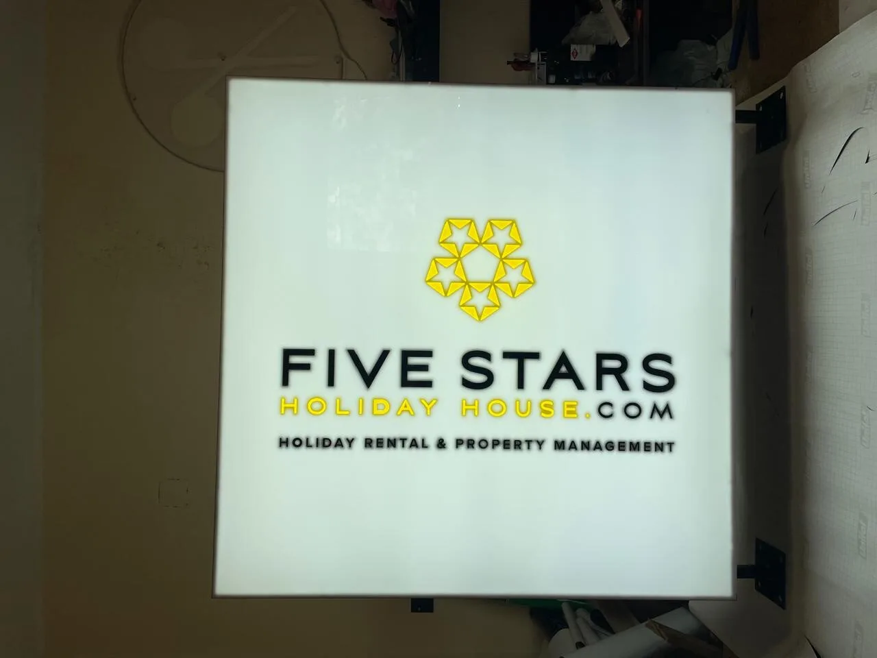 FIVE STARS HOLIDAY HOUSE, punim nga Agolli Reklama
