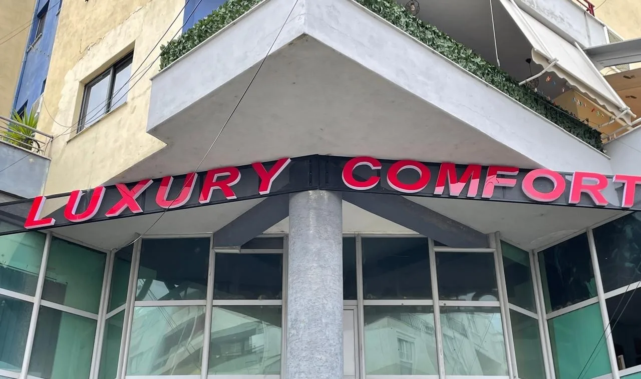 Luxury Comfort, punim nga Agolli Reklama
