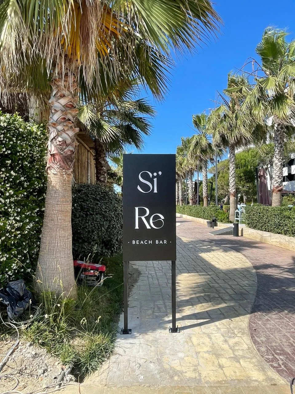 Si Re Beach Bar, punim nga Agolli Reklama