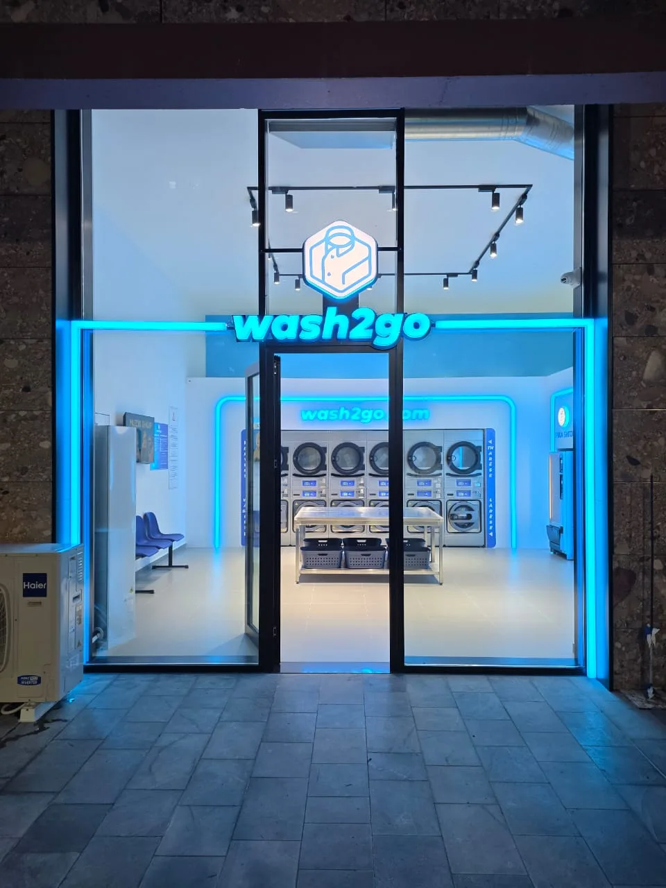 Tabela ndriçuese dhe germa 3D Wash2Go të realizuara nga Agolli Reklama